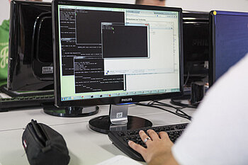 Bildschirm mit Computerprogramm © HTW-Berlin/ Ninna Zimmermann Bildschirm mit Computerprogramm, Hände zu sehen.