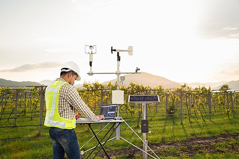 Durchführung von technischen Messungen durch einen Arbeiter in einem Agrarfeld