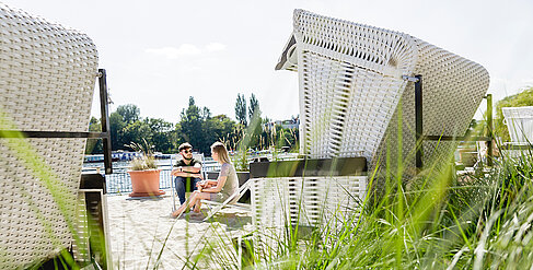 Zwei Studierende im Strandkorb auf dem Campus Wilhelminenhof (c) HTW Berlin/Nikolas Fahlbusch Zwei Studierende im Strandkorb auf dem Campus Wilhelminenhof